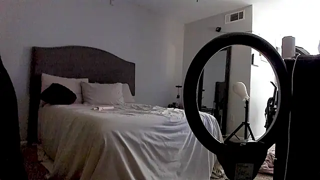 yiauana online show from October 20, 12:57 am