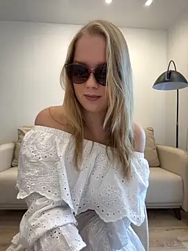 Snapshot of Little_Forest_ELF chatting on October 12, 11:23 am Little Forest ELF online show from October 12, 11:23 am