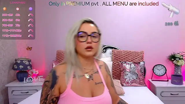 FoxxyClarise online show from August 3, 6:35 pm