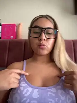 Miabonnett  online show from April 22, 3:31 pm