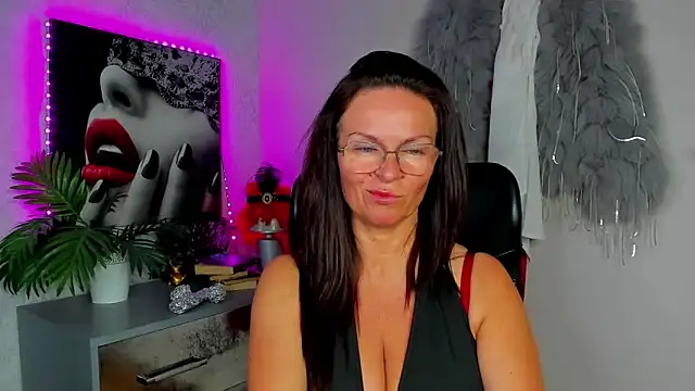 HelenLuxx online show from June 12, 4:37 pm
