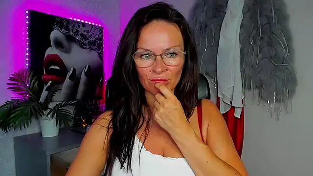 HelenLuxx online show from June 9, 4:28 pm