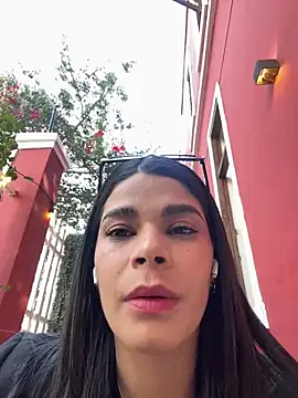 Leah Honey26 online show from June 9, 8:30 pm
