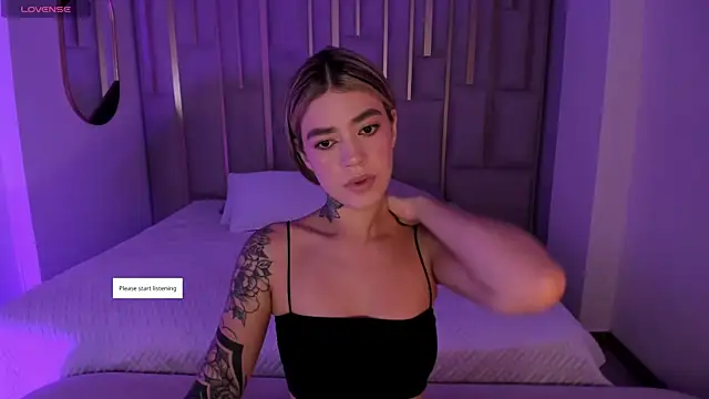 ViolettHansson online show from April 28, 9:02 am