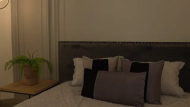 IrisBaker online show from December 18, 10:58 pm