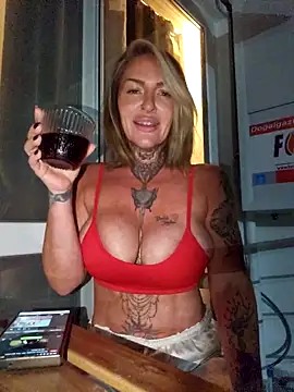 Snapshot of YourMommyBlair chatting on October 28, 4:24 pm YourMommyBlair online show from October 28, 4:24 pm