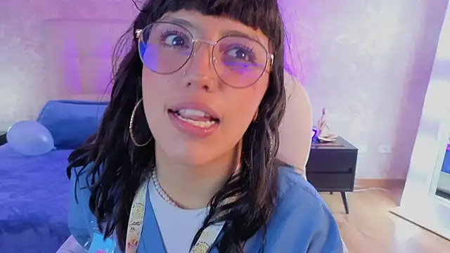 cute hollywood online show from June 18, 7:52 pm