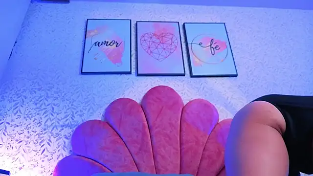 luly pink online show from July 28, 4:10 am