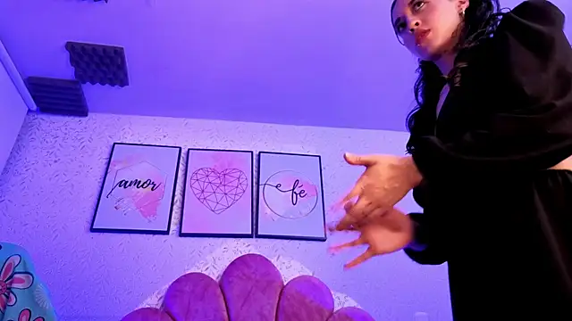 luly pink online show from July 9, 3:09 am