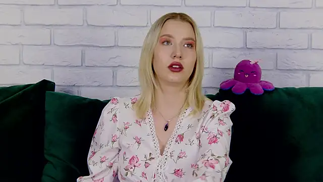 LiliLinn online show from December 2, 9:10 am