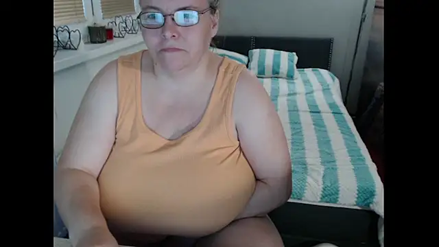 Snapshot of Sweetboobs chatting on October 17, 3:48 pm Sweetboobs online show from October 17, 3:48 pm