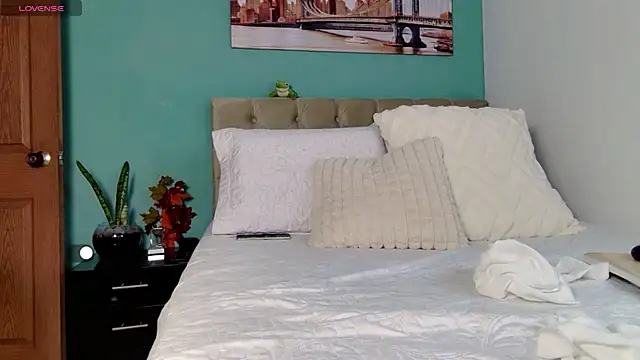 yanella fire online show from November 11, 10:40 pm