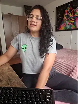 Thaliacooper  online show from April 29, 5:30 pm