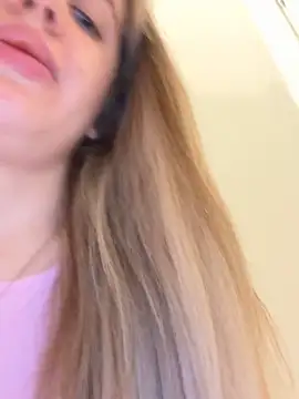 Snapshot of Holly-Glamour chatting on September 20, 4:00 am Holly-Glamour online show from September 20, 4:00 am