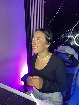 Ady 18 online show from December 17, 8:13 pm