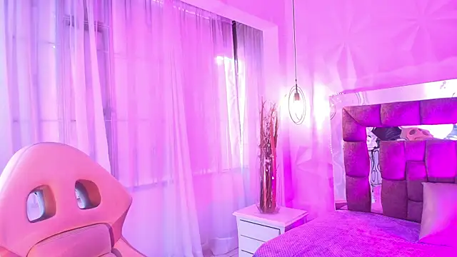 Queen perla  online show from July 7, 12:30 pm