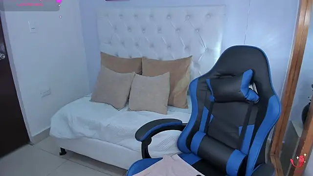 kitty kayo online show from February 18, 4:00 am