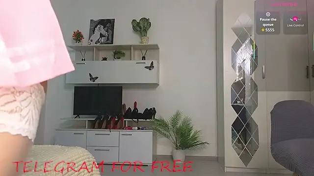 Molliblum online show from June 12, 2:36 pm