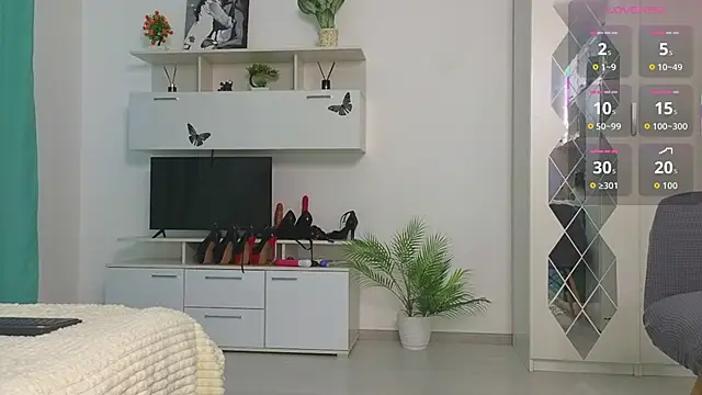 Molliblum online show from June 8, 2:18 pm