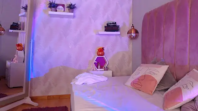 LeenaBrown online show from October 22, 12:43 pm