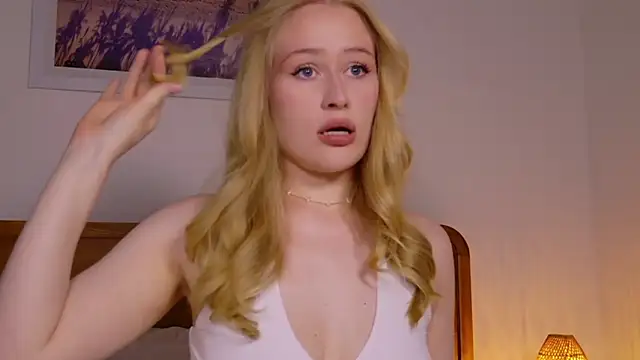 JuliaJaee online show from February 18, 10:25 am