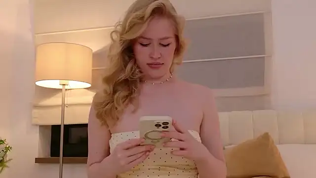 JuliaJaee online show from June 14, 5:57 pm