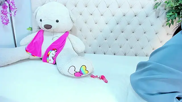 Victoria Coleman online show from December 5, 8:21 pm