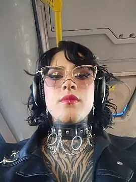 taaylor33 online show from April 24, 9:50 pm