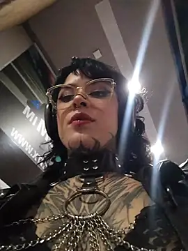 taaylor33 online show from May 15, 10:45 pm