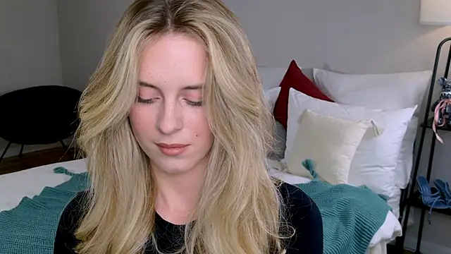 RozzitaBedberry online show from November 18, 3:02 pm