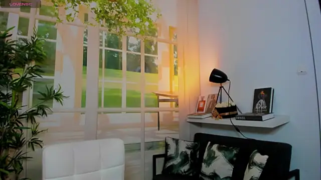 pretty little thing online show from October 13, 2:42 pm