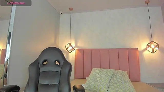 SUNNYCYRUS online show from March 6, 1:06 pm