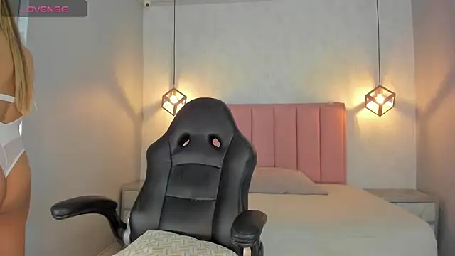 SUNNYCYRUS online show from February 28, 12:48 pm