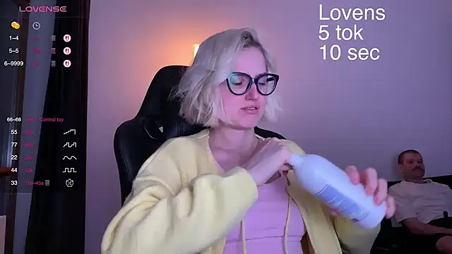 Snapshot of Sexy_Sweets chatting on October 4, 8:24 pm Sexy Sweets online show from October 4, 8:24 pm