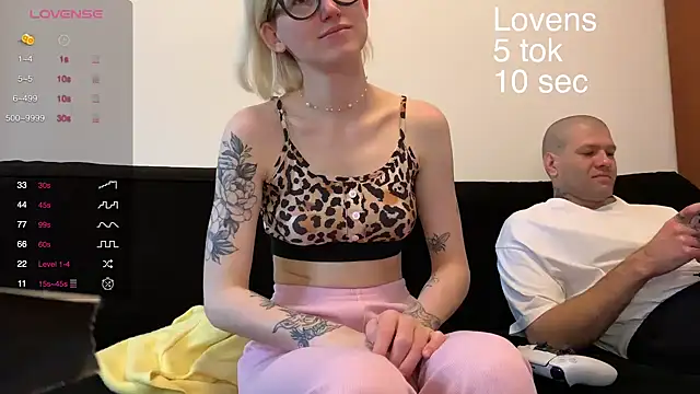 Snapshot of Sexy_Sweets chatting on October 15, 5:10 am Sexy Sweets online show from October 15, 5:10 am