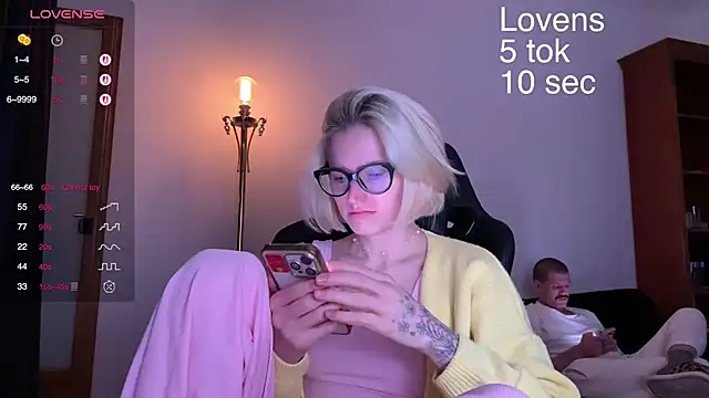 Snapshot of Sexy_Sweets chatting on October 3, 8:14 pm Sexy Sweets online show from October 3, 8:14 pm