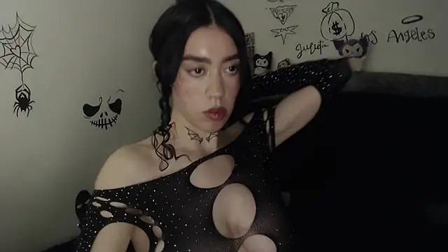 Julieta De Los Angeles online show from January 6, 8:45 pm