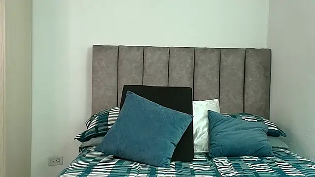 karina lewis  online show from February 25, 4:33 am