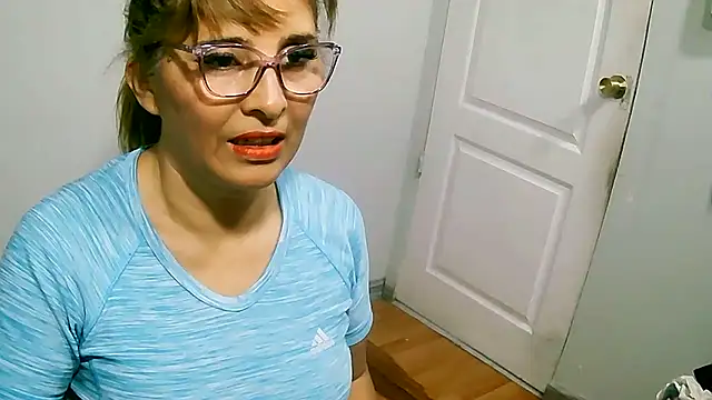 Snapshot of leona- chatting on October 17, 1:31 am leona- online show from October 17, 1:31 am