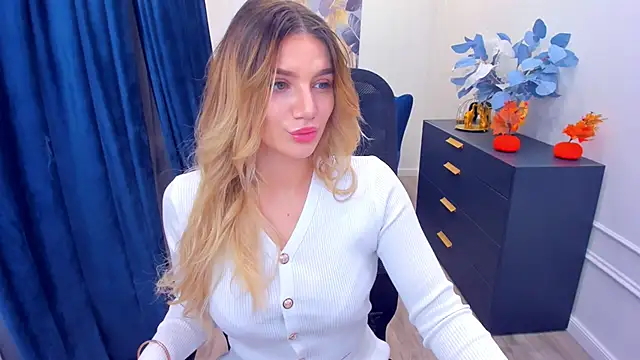 Snapshot of SelenaeMoore chatting on October 16, 3:31 am SelenaeMoore online show from October 16, 3:31 am