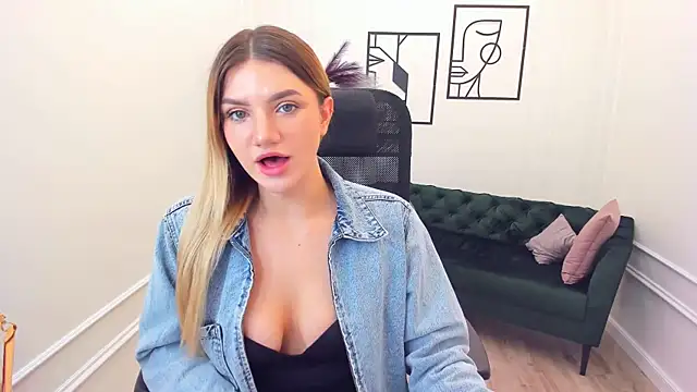 Snapshot of SelenaeMoore chatting on October 12, 8:11 pm SelenaeMoore online show from October 12, 8:11 pm