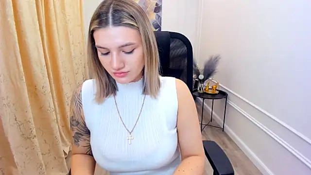 SelenaeMoore online show from June 16, 4:02 am