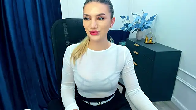 Snapshot of SelenaeMoore chatting on September 24, 3:49 am SelenaeMoore online show from September 24, 3:49 am
