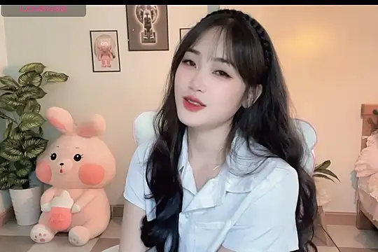 Snapshot of _Aimy_ chatting on October 8, 4:17 am Aimy online show from October 8, 4:17 am