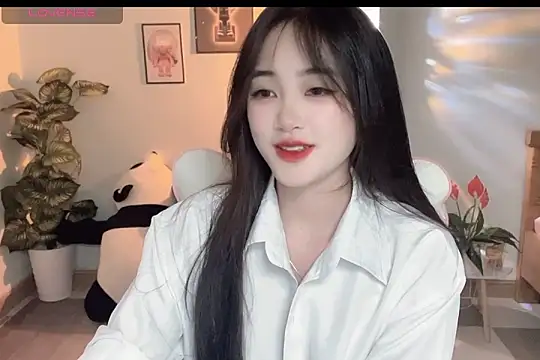 Snapshot of _Aimy_ chatting on September 18, 4:05 pm Aimy online show from September 18, 4:05 pm