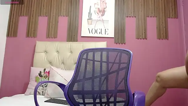 BustyAmanda online show from November 10, 8:04 pm