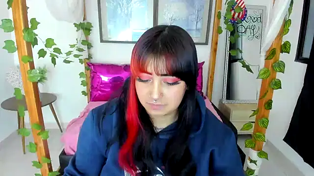 Snapshot of lussyevans24 chatting on December 2, 7:10 am lussyevans24 online show from December 2, 7:10 am