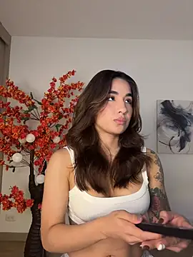 VictoriaHiill online show from February 22, 6:42 pm