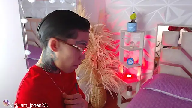 Jonesliam23 online show from September 19, 7:24 pm