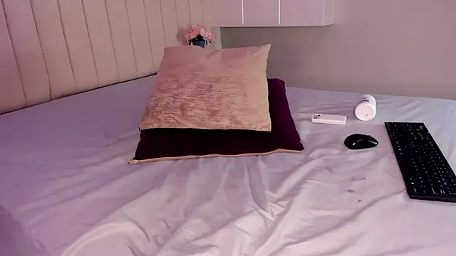 Littleolivia  online show from April 30, 6:24 pm